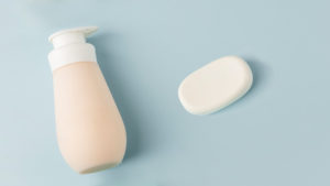 botella de jabón liquido y jabon en barra blanco